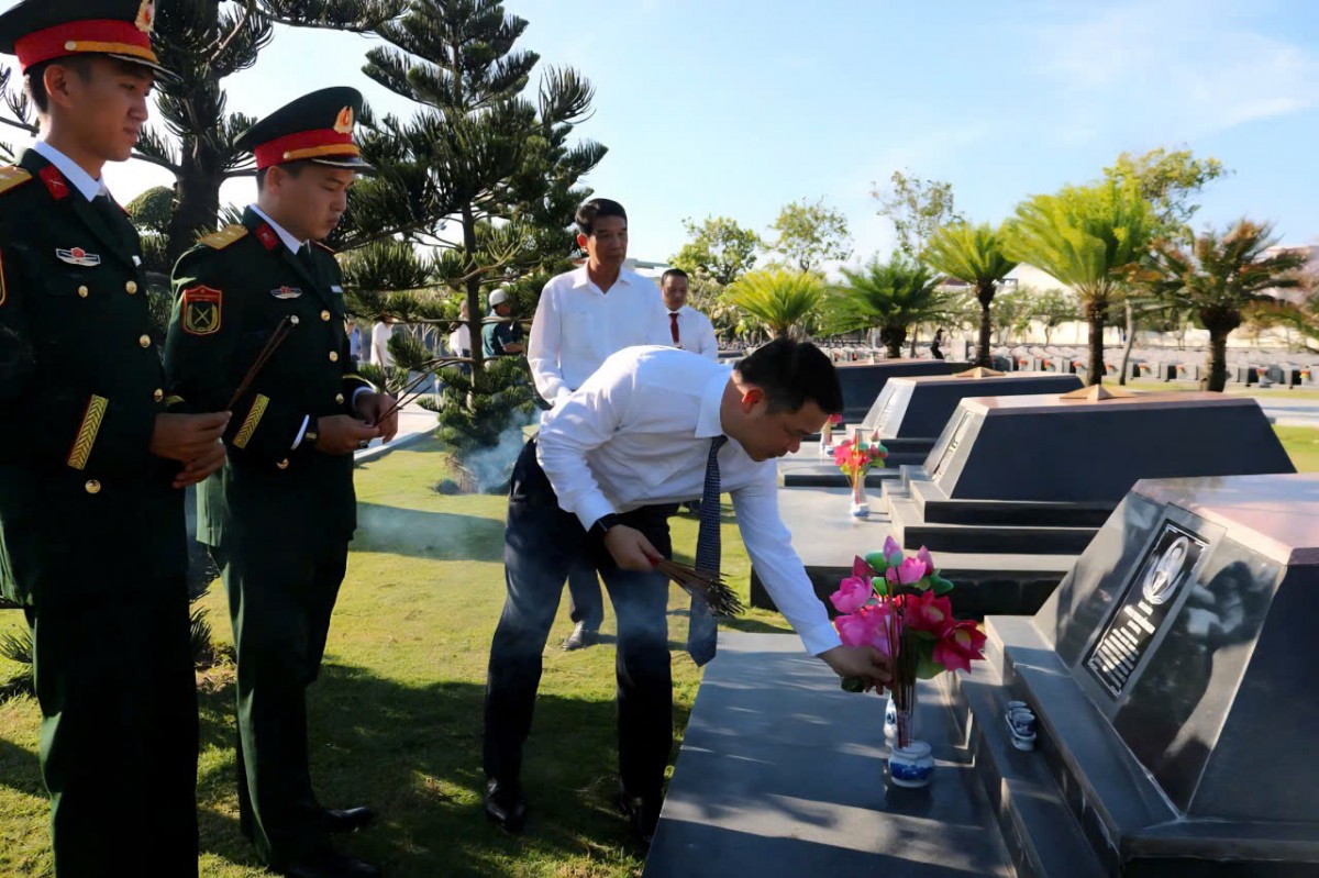 Đắk Lắk: Lãnh đạo tỉnh dâng hương kỷ niệm 51 năm Ngày giải phóng Phú Yên