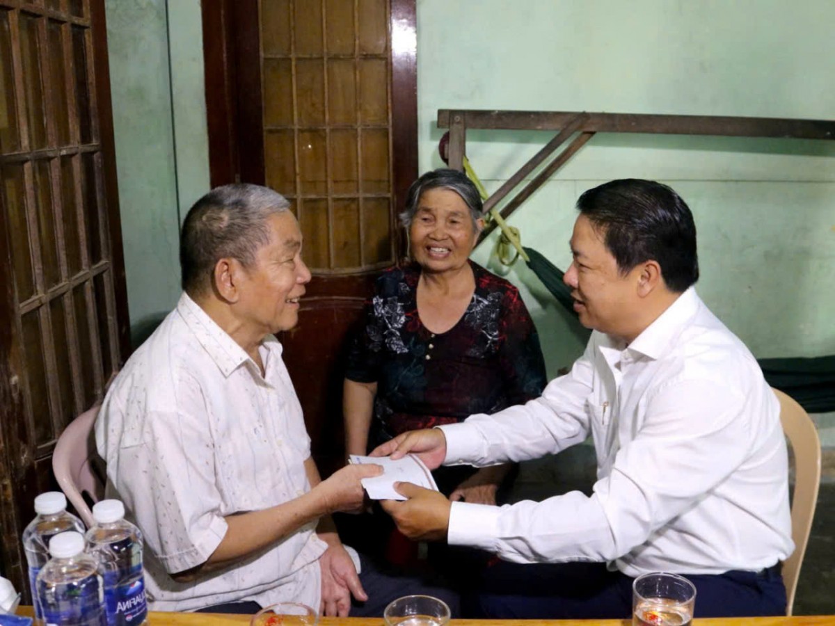 Đắk Lắk: Tặng quà gia đình chính sách nhân kỷ niệm 51 năm Ngày Giải phóng Phú Yên