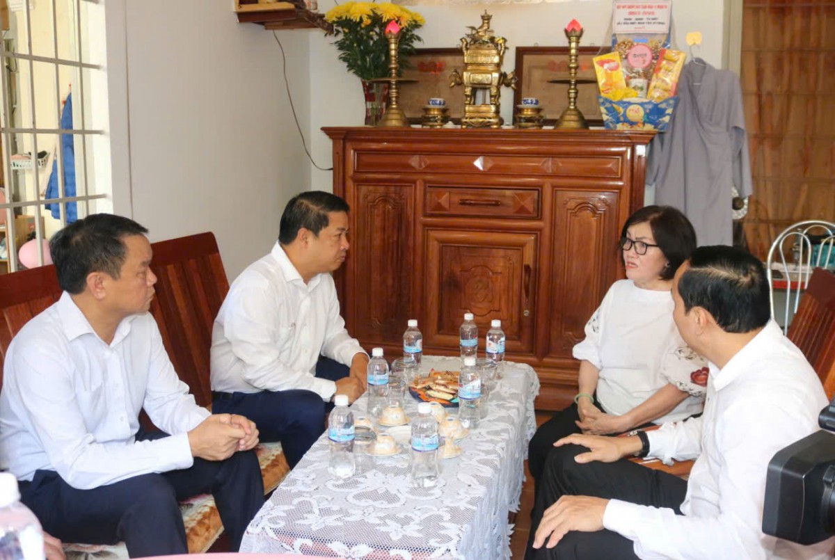 Đắk Lắk: Tặng quà gia đình chính sách nhân kỷ niệm 51 năm Ngày Giải phóng Phú Yên