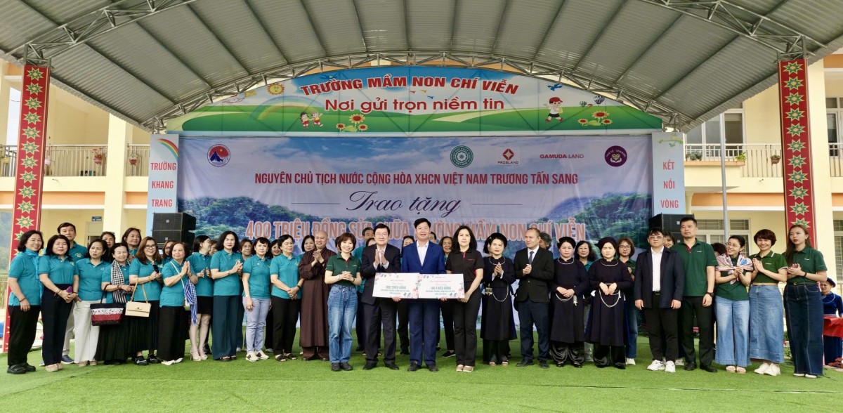 Cao Bằng: Nguyên Chủ tịch nước Trương Tấn Sang trao tặng kinh phí sửa chữa trường học tại xã Đàm Thuỷ