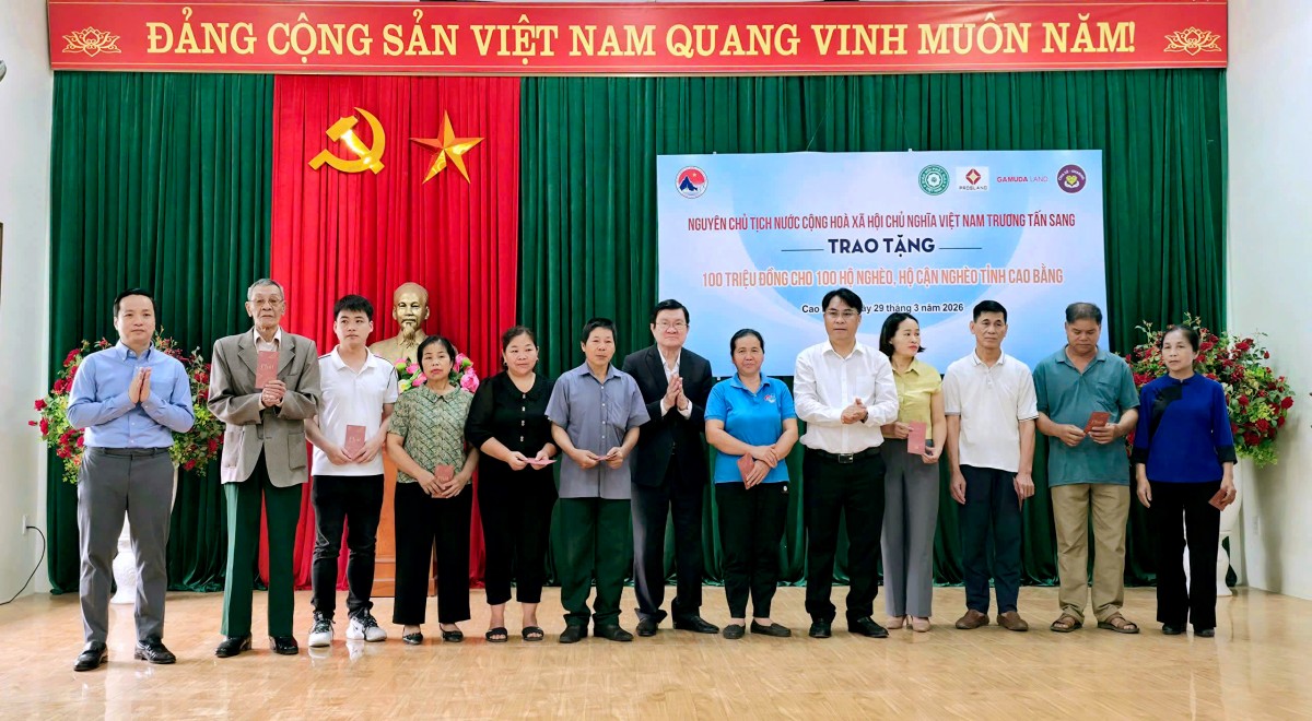 Cao Bằng: Nguyên Chủ tịch nước Trương Tấn Sang trao tặng kinh phí sửa chữa trường học tại xã Đàm Thuỷ