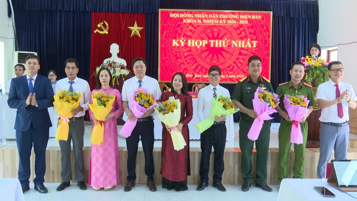 Các đồng chí lãnh đạo HĐND và UBND phường Điện Bàn nhiệm kỳ 2026–2031 ra mắt tại kỳ họp thứ nhất, TP Đà Nẵng.