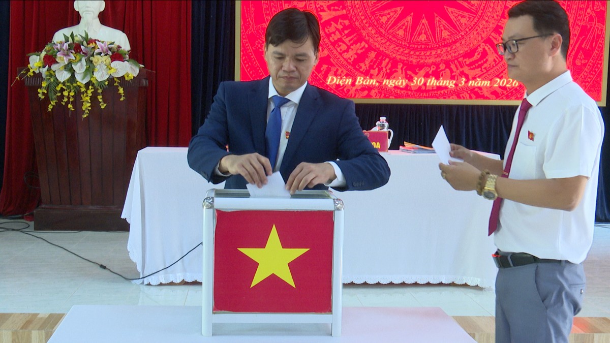 Đại biểu thực hiện bỏ phiếu bầu các chức danh lãnh đạo tại kỳ họp thứ nhất Hội đồng nhân dân phường Điện Bàn nhiệm kỳ 2026–2031.