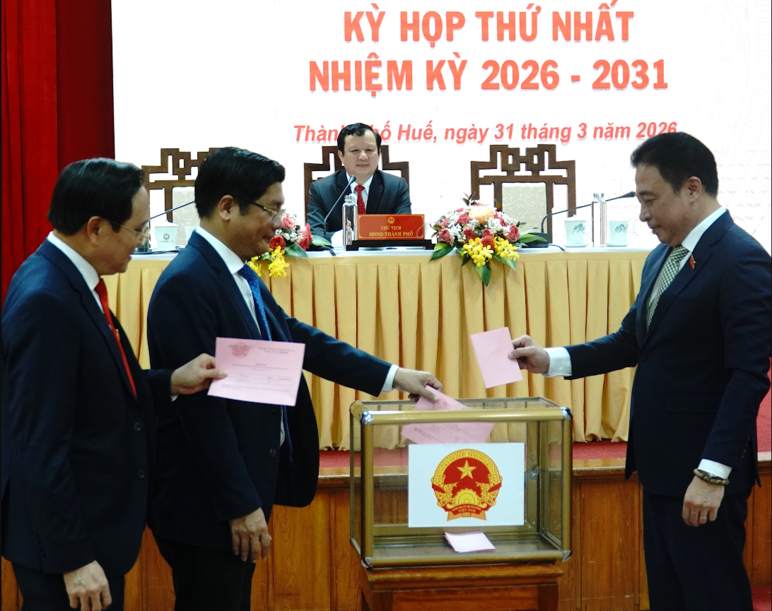 Các đại biểu bỏ phiếu bầu Chủ tịch HĐND thành phố Huế khóa IX, nhiệm kỳ 2026 - 2031
