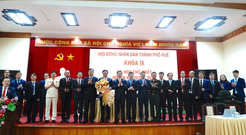 Chủ tịch và các Phó Chủ tịch UBND thành phố cùng các Ủy viên UBND thành phố Huế nhiệm kỳ 2026 - 2031 ra mắt tại kỳ họp