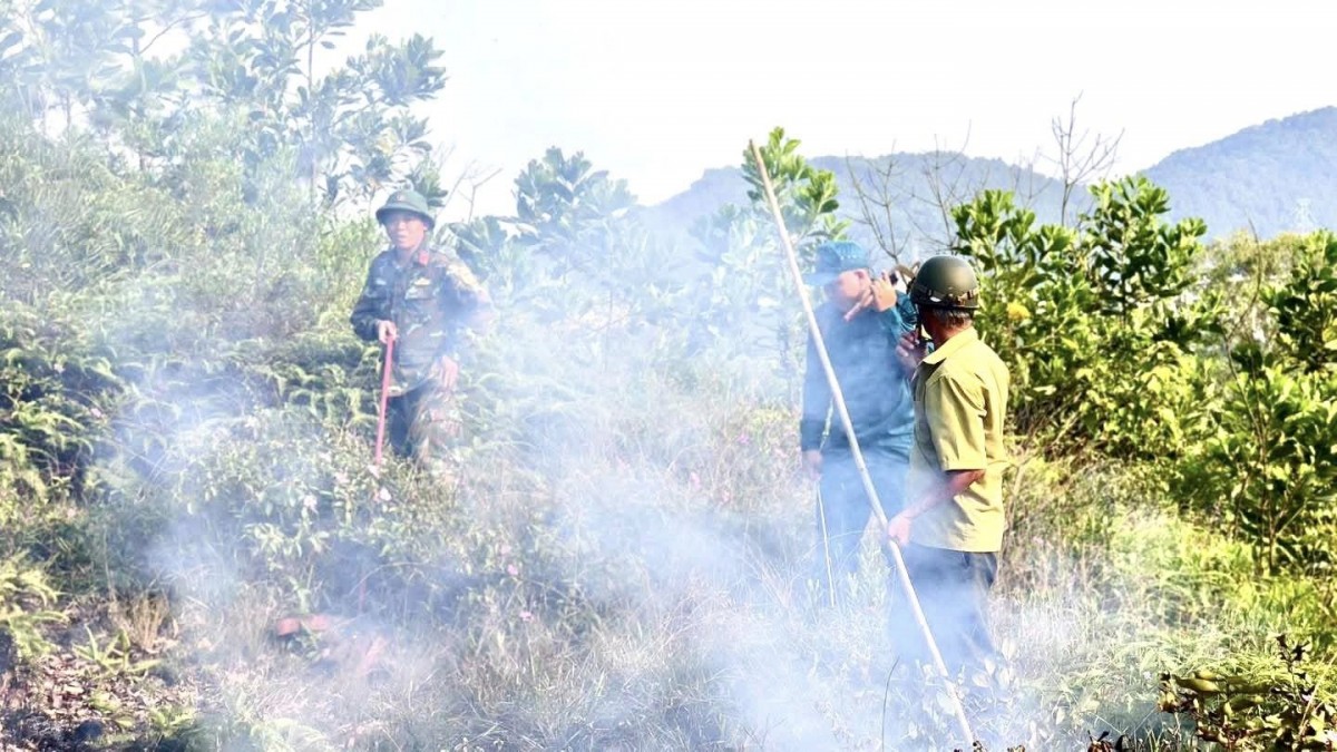 Lực lượng chức năng khống chế đám cháy.