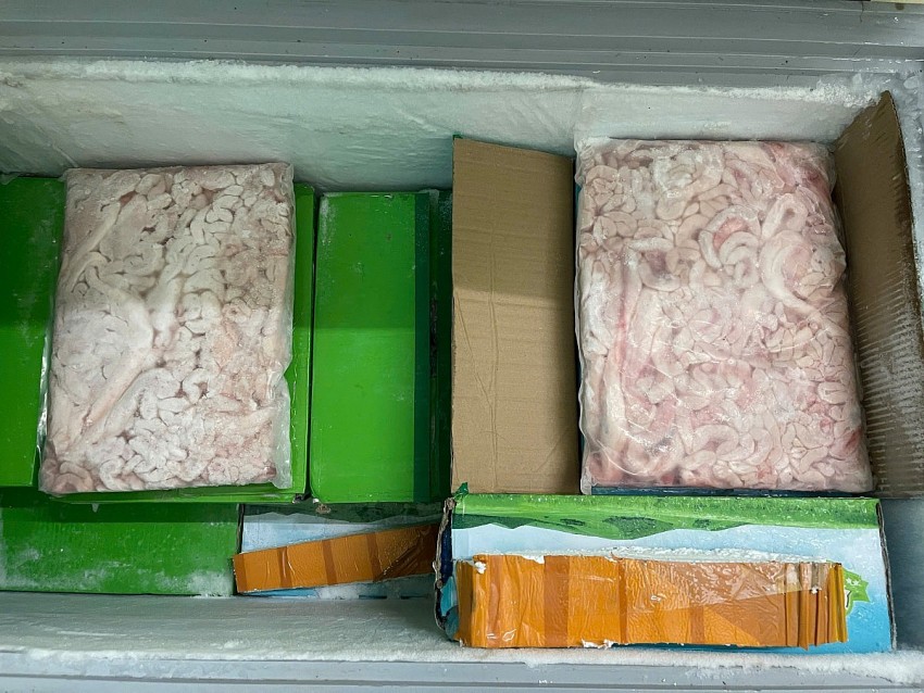 Xử phạt cơ sở kinh doanh thực phẩm đông lạnh không rõ nguồn gốc trên Facebook