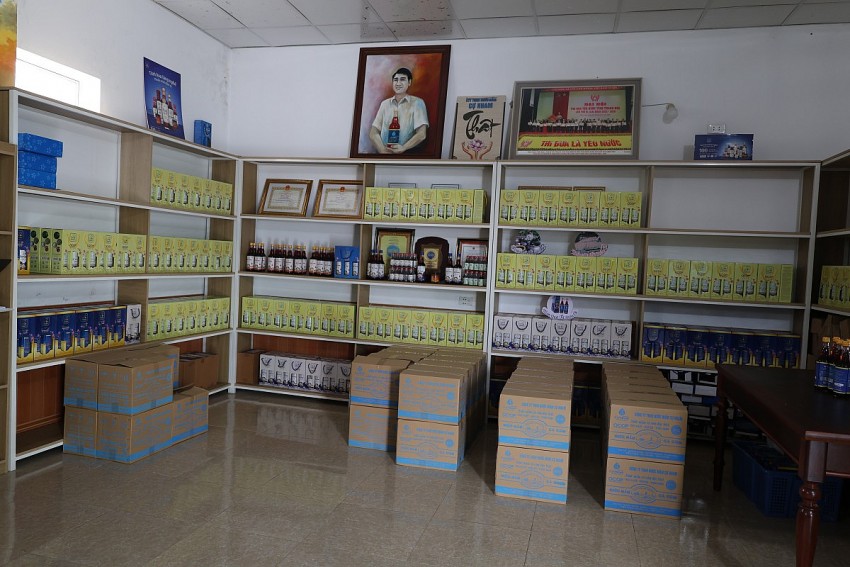 Khu trưng bầy đa dạng các loại sản phẩm của thương hiệu nước mắm Cự Nham.