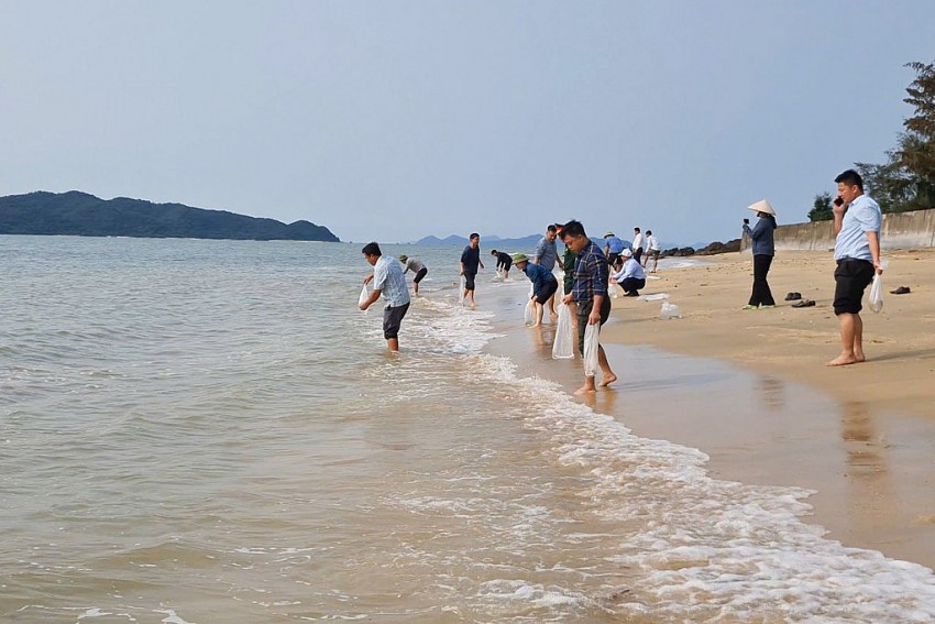 Các đại biểu và nhân dân thả 10.000 con giống thủy sản về môi trường tự nhiên.