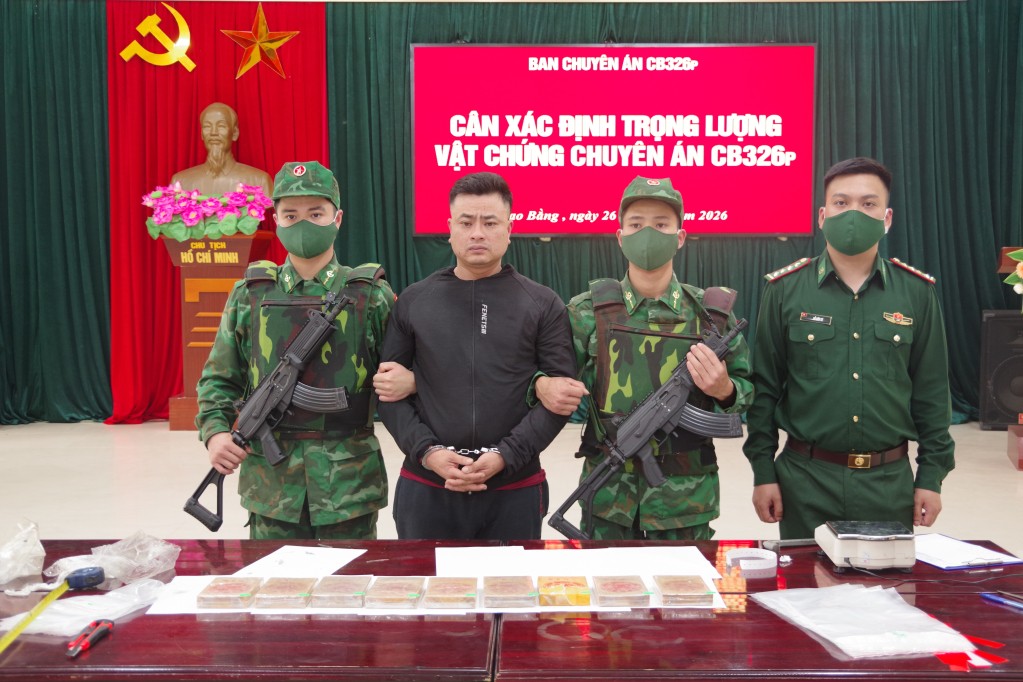 Cao Bằng: Bắt quả tang một đối tượng vận chuyển trái phép 9 bánh hêrôin