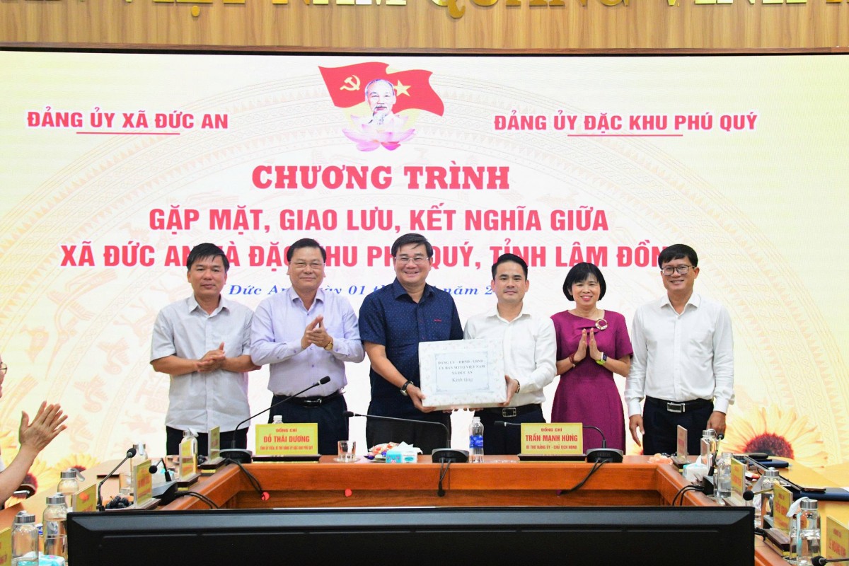 Đảng ủy xã Đức An - Đảng ủy Đặc khu Phú Quý: Giao lưu, kết nghĩa, tăng cường hợp tác phát triển