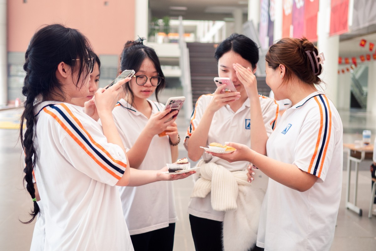 Các bạn học sinh hào hứng trải nghiệm, ghi lại vị ngọt ngào của những chiếc bánh qua từng bức hình.