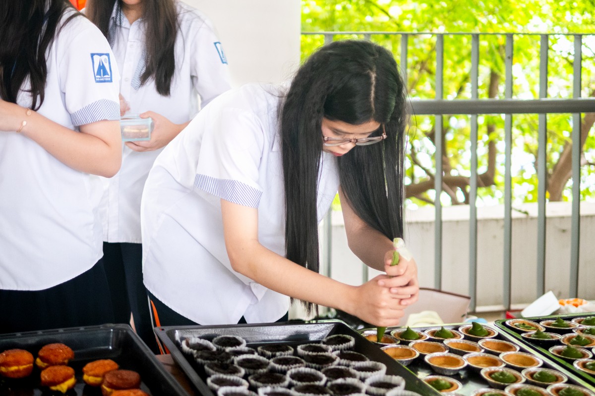 Các bạn học sinh đang miệt mài hoàn thành nốt công đoạn cuối cùng để chiếc bánh tới tay khách hàng một cách trọn vẹn nhất.