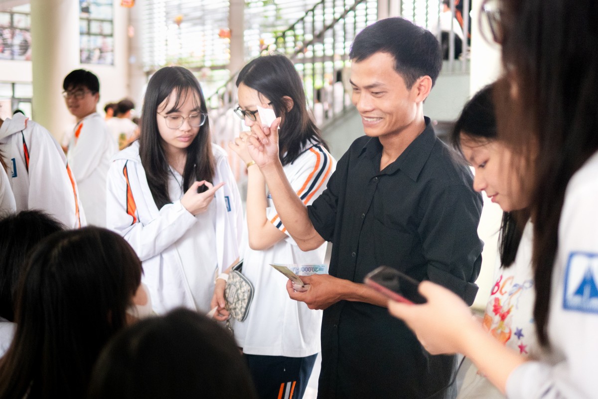 Hình ảnh mọi người tấp nập ghé thăm gian bánh .