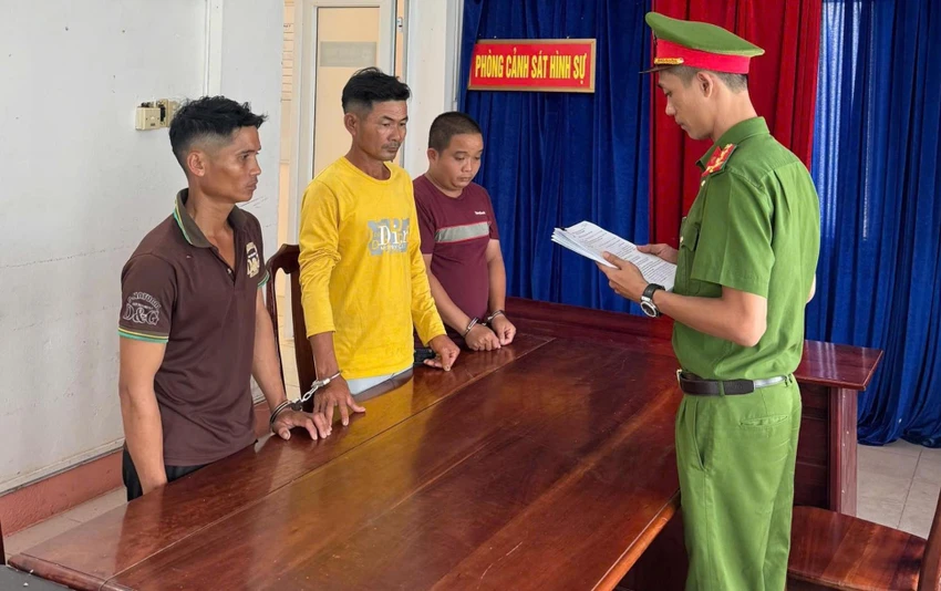 Cơ quan công an đọc lệnh bắt tạm giam các đối tượng liên quan đến vụ hành hung gây chấn thương sọ não tại Đà Nẵng.