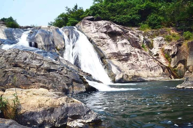 Thác Ồ Ồ (Tiên Châu) với dòng nước đổ qua nhiều tầng đá, tạo nên khung cảnh thiên nhiên hùng vĩ và thơ mộng giữa núi rừng.