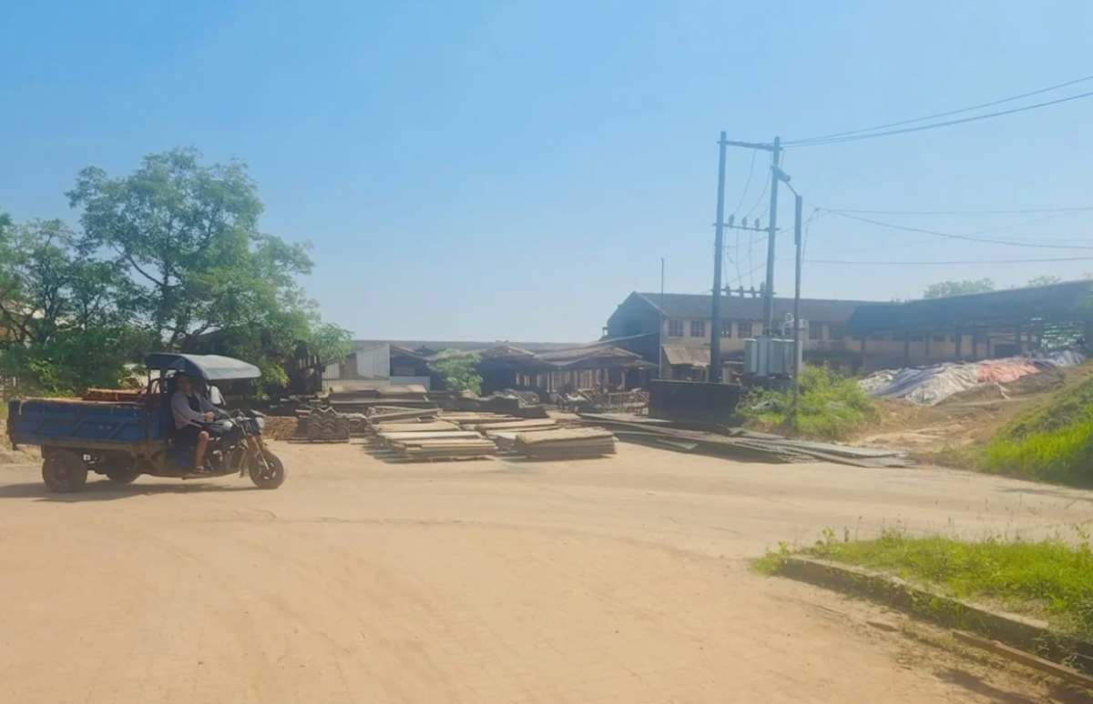 nhà máy gạch gây ô nhiễm tồn tại kéo dài giữa khu dân cư và gần trường học là hoàn toàn không phù hợp...