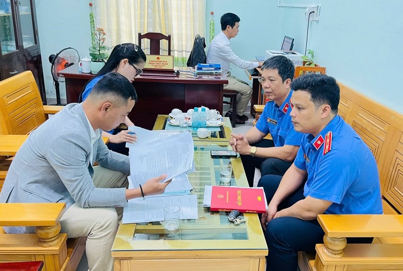 Đại diện VKSND khu vực 3, TP Huế làm việc với các đơn vị có liên quan