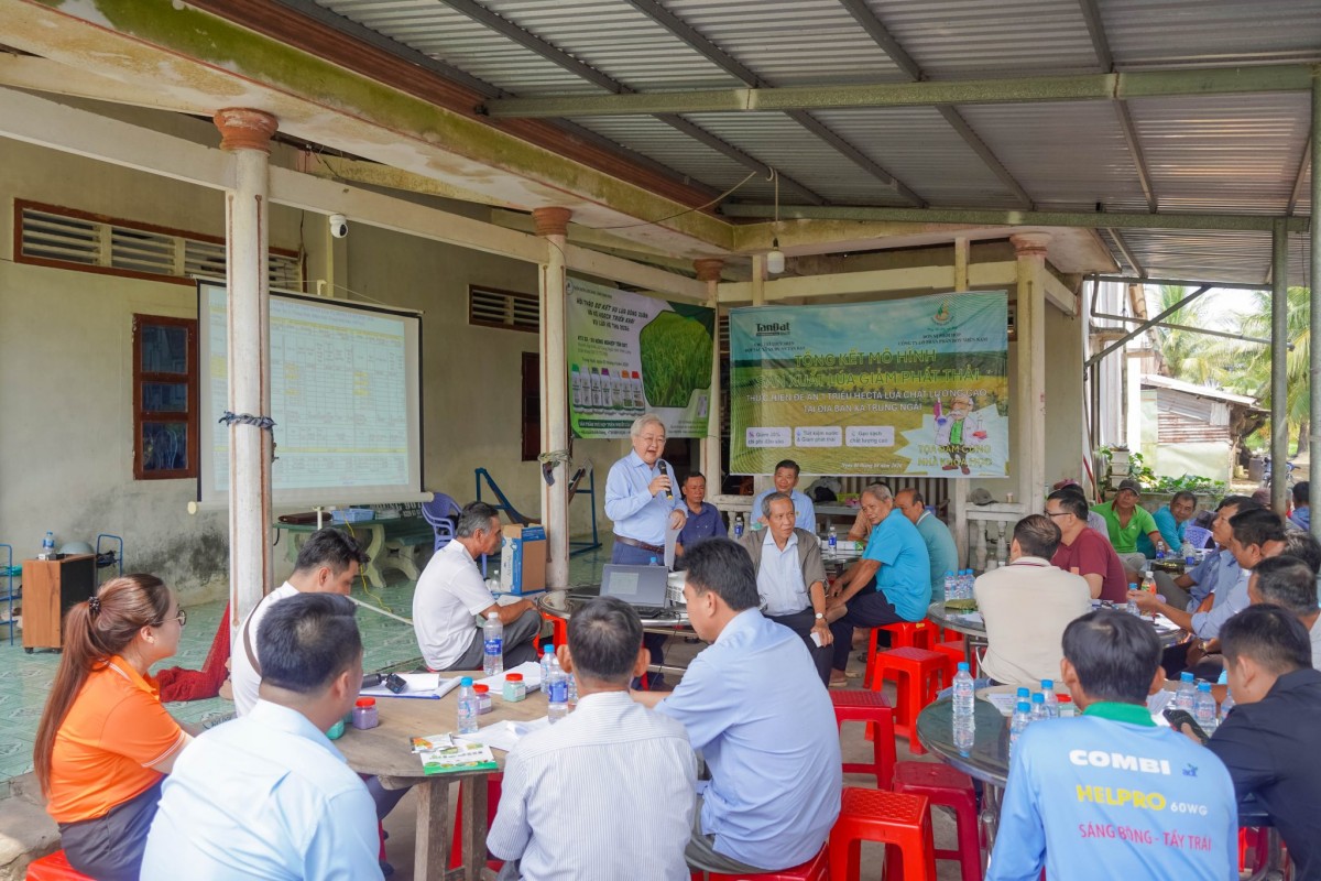HTX Tấn Đạt tổng kết mô hình canh tác lúa giảm chi phí, hướng tới phát thải thấp