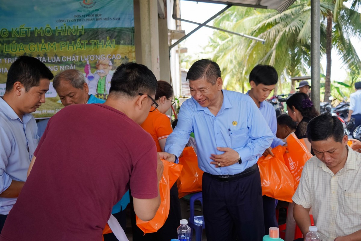 HTX Tấn Đạt tổng kết mô hình canh tác lúa giảm chi phí, hướng tới phát thải thấp