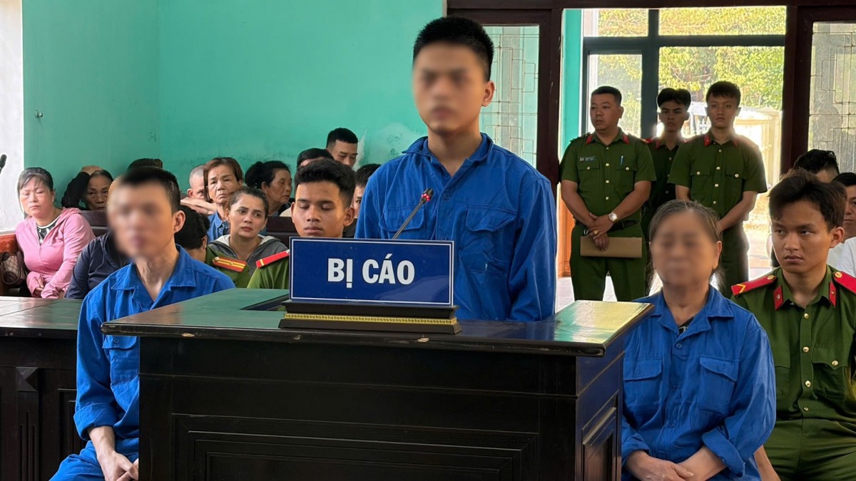 Ngày 6/4, TAND khu vực 2 - Huế mở phiên tòa sơ thẩm xét xử các bị cáo về tội “Tàng trữ trái phép chất ma túy”.