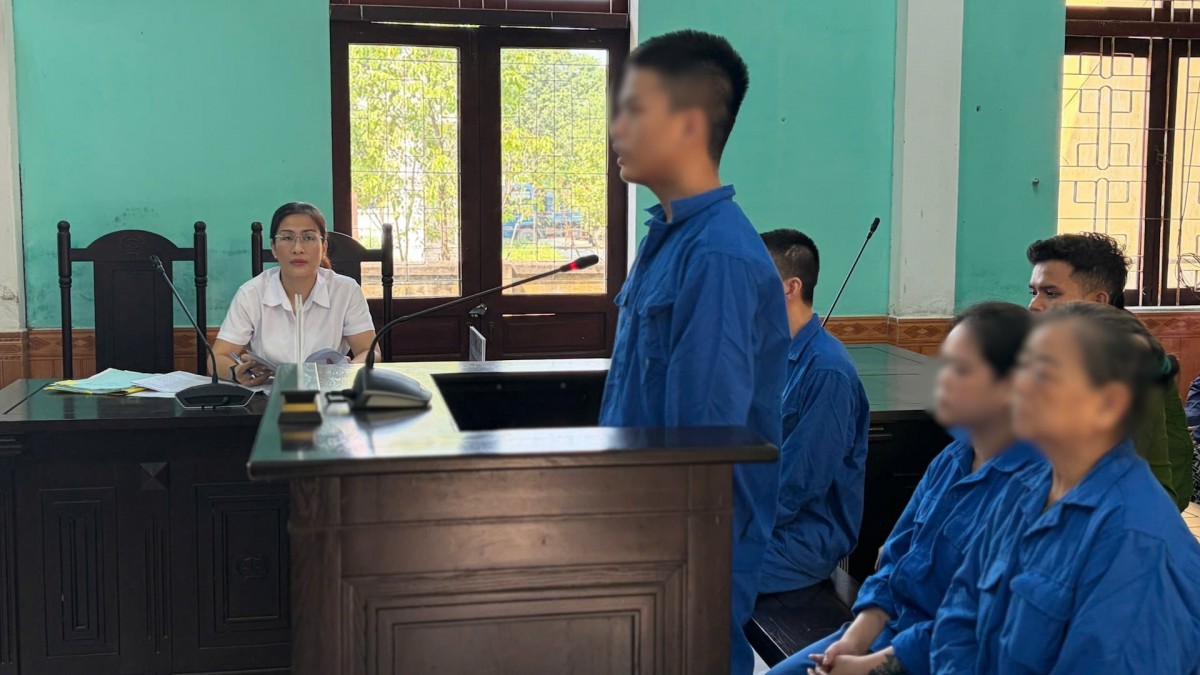 Một gia đình gồm ba thế hệ (bà ngoại, con gái và cháu ngoại) đều cùng bị đưa ra đứng trước vành móng ngựa vì hành vi mua bán trái phép chất ma túy