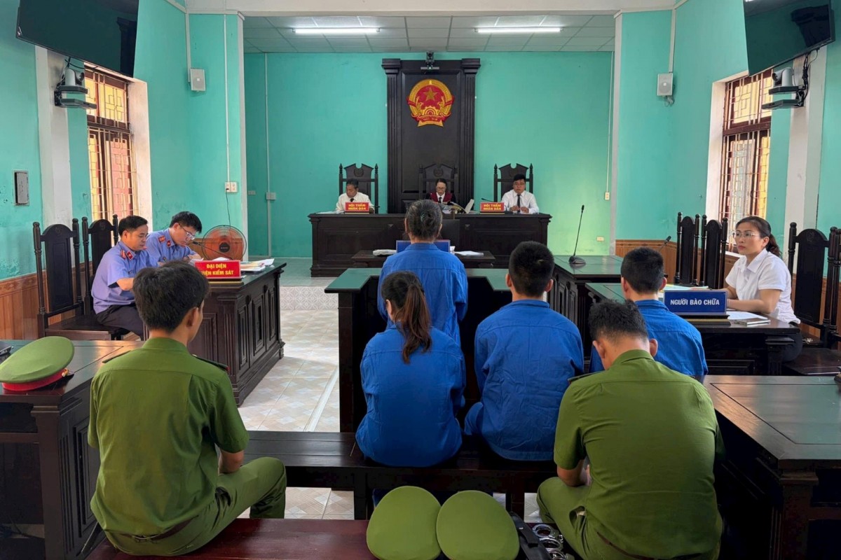 Toàn cảnh phiên toà