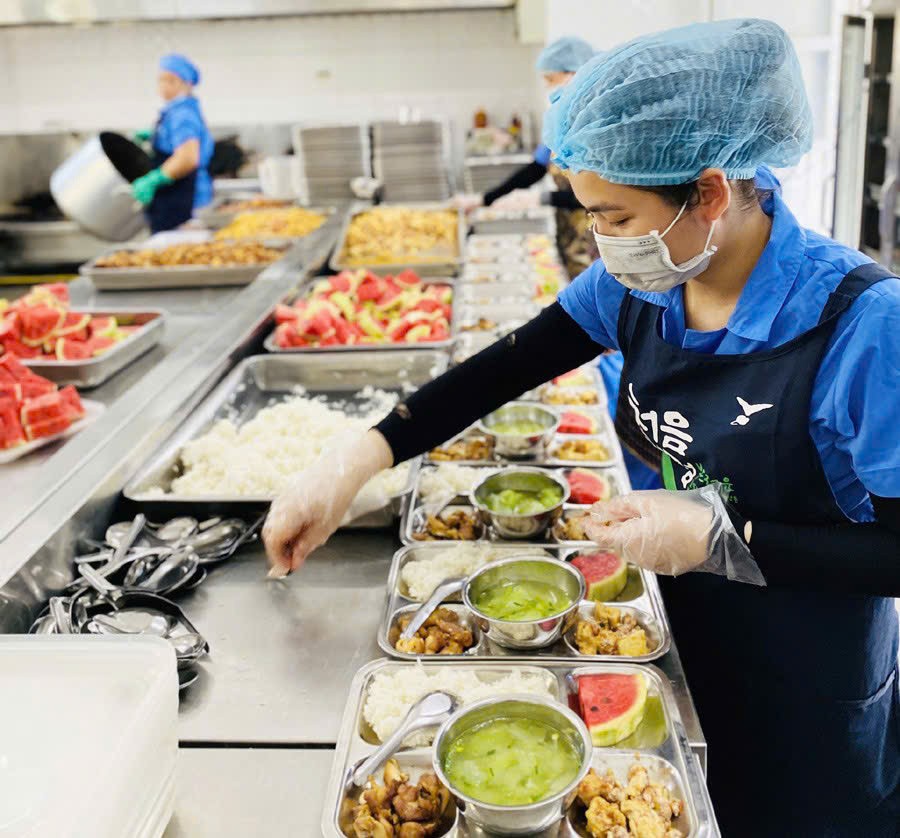 TP.HCM tăng cường kiểm tra an toàn thực phẩm tại các đơn vị cung cấp suất ăn trường học