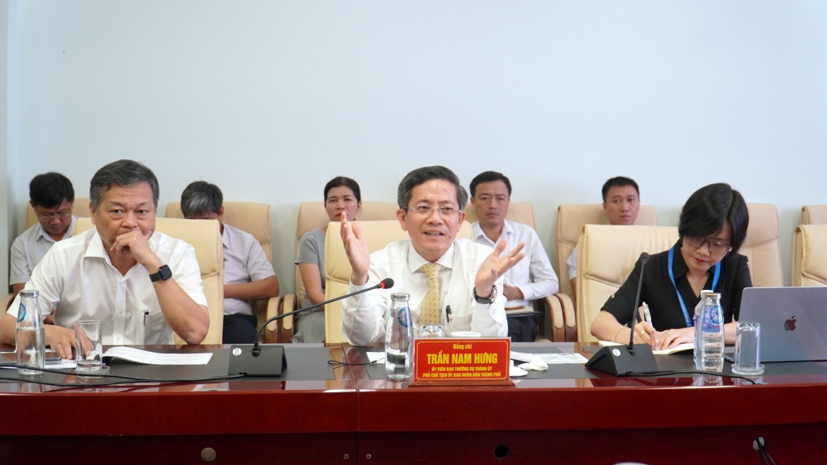 Phó Chủ tịch UBND thành phố Trần Nam Hưng trao đổi tại buổi làm việc.