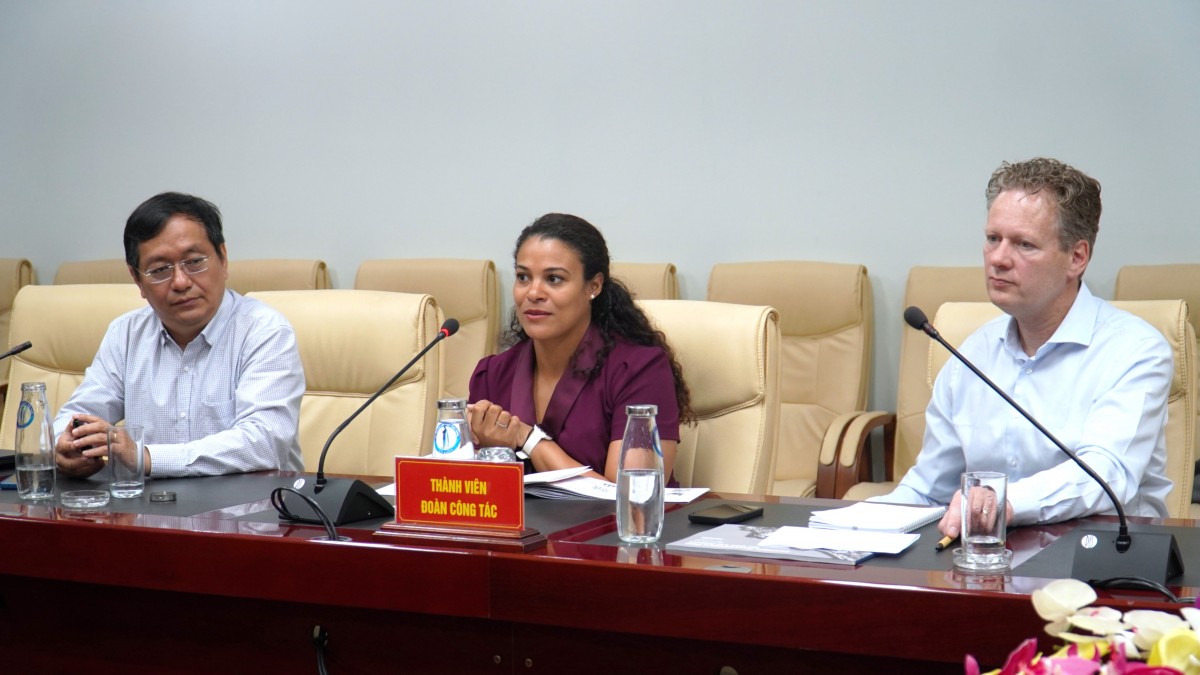 Tổng Lãnh sự Raissa Marteaux tại buổi làm việc.