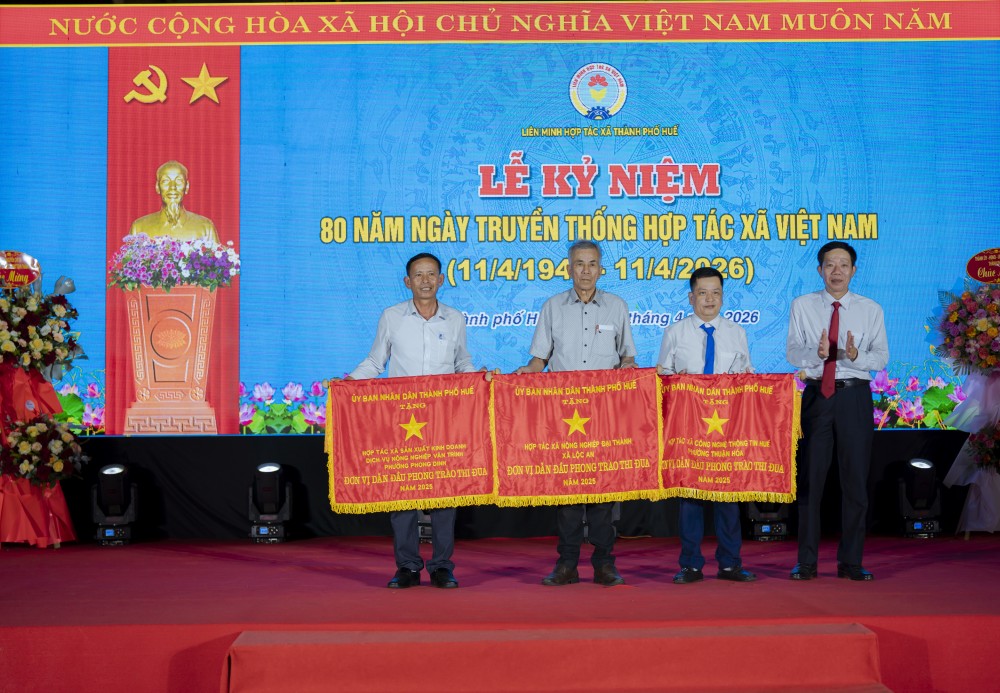 Phó Chủ tịch UBND thành phố đã trao tặng Cờ thi đua và bằng khen cho các tập thể, cá nhân xuất sắc...