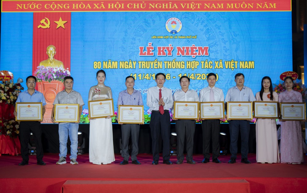 Phó Chủ tịch UBND thành phố đã trao tặng Cờ thi đua và bằng khen cho các tập thể, cá nhân xuất sắc...