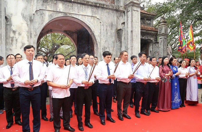  Lãnh đạo tỉnh và đại biểu dự lễ dâng hương kính cáo Anh hùng dân tộc Triệu Thị Trinh.