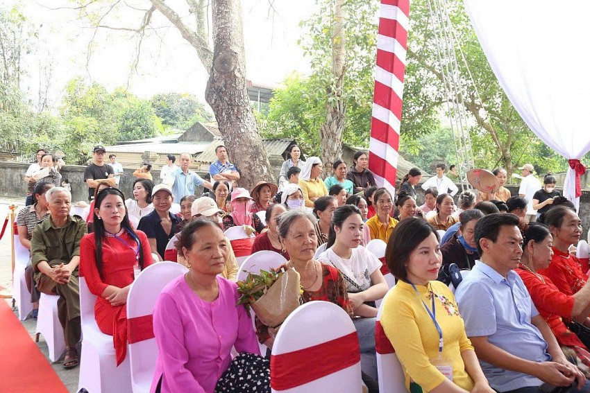 Đông đảo quần chúng Nhân Dân và du khách thập phương dự lê hội Đền Bà Triệu. 