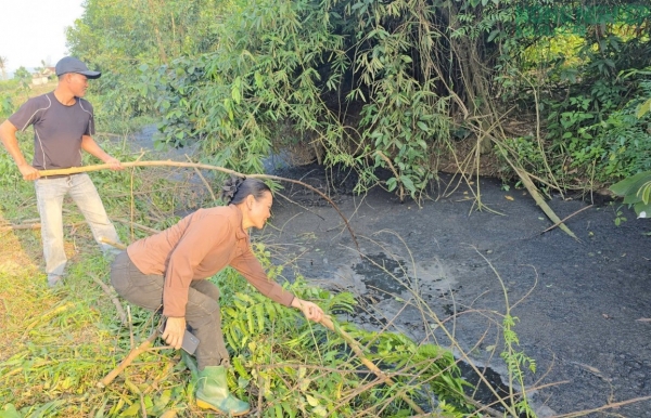 Nghệ An: Hãi hùng nước thải chăn nuôi lợn chảy ra khe suối, người dân bất an lo lắng