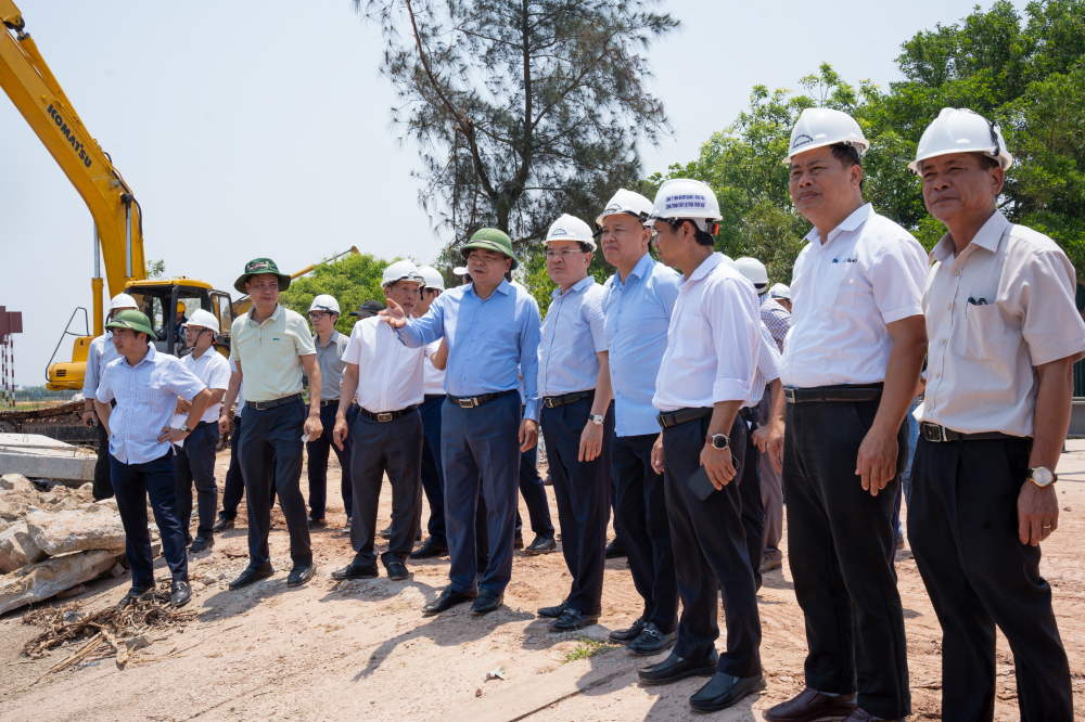 Thứ trưởng Nguyễn Hoàng Hiệp và đoàn công tác đã trực tiếp kiểm tra thực tế dự án sửa chữa đập Thảo Long