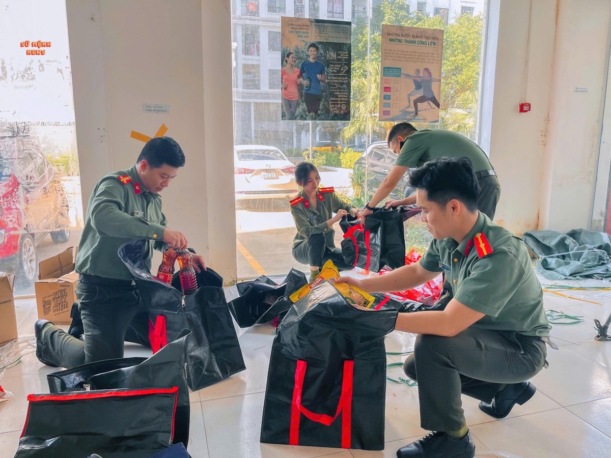 Phòng An ninh mạng và phòng chống tội phạm sử dụng công nghệ cao (CATP Huế) chuẩn bị quà cho các hoàn cảnh khó khăn