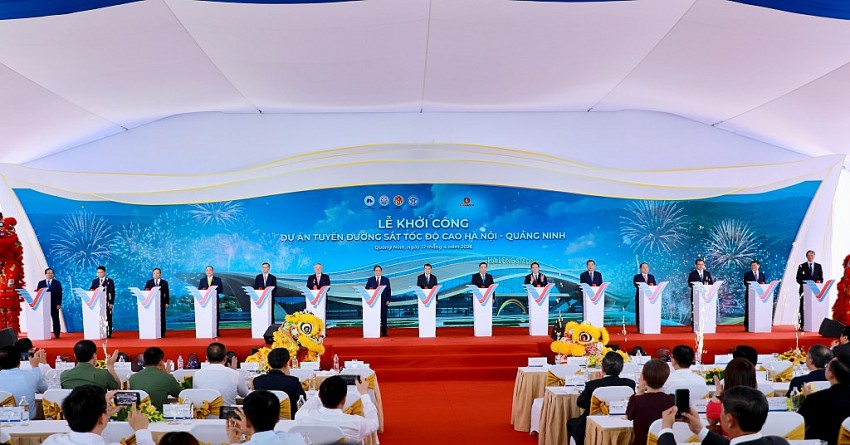 Thủ tướng Chính phủ Lê Minh Hưng cùng các đại biểu ấn nút khởi công Dự án tuyến đường sắt tốc độ cao Hà Nội - Quảng Ninh.