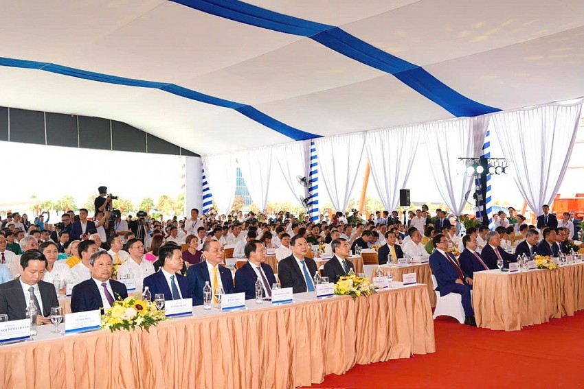 Thủ tướng Chính phủ Lê Minh Hưng cùng các đại biểu Trung ương và các tỉnh, thành phố: Hà Nội, Hải Phòng, Quảng Ninh, Bắc Ninh tham dự Lễ khởi công Dự án tuyến đường sắt tốc độ cao Hà Nội - Quảng Ninh.