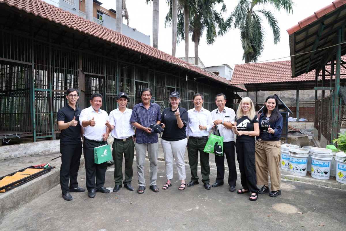 Đoàn cứu hộ chụp hình lưu niệm