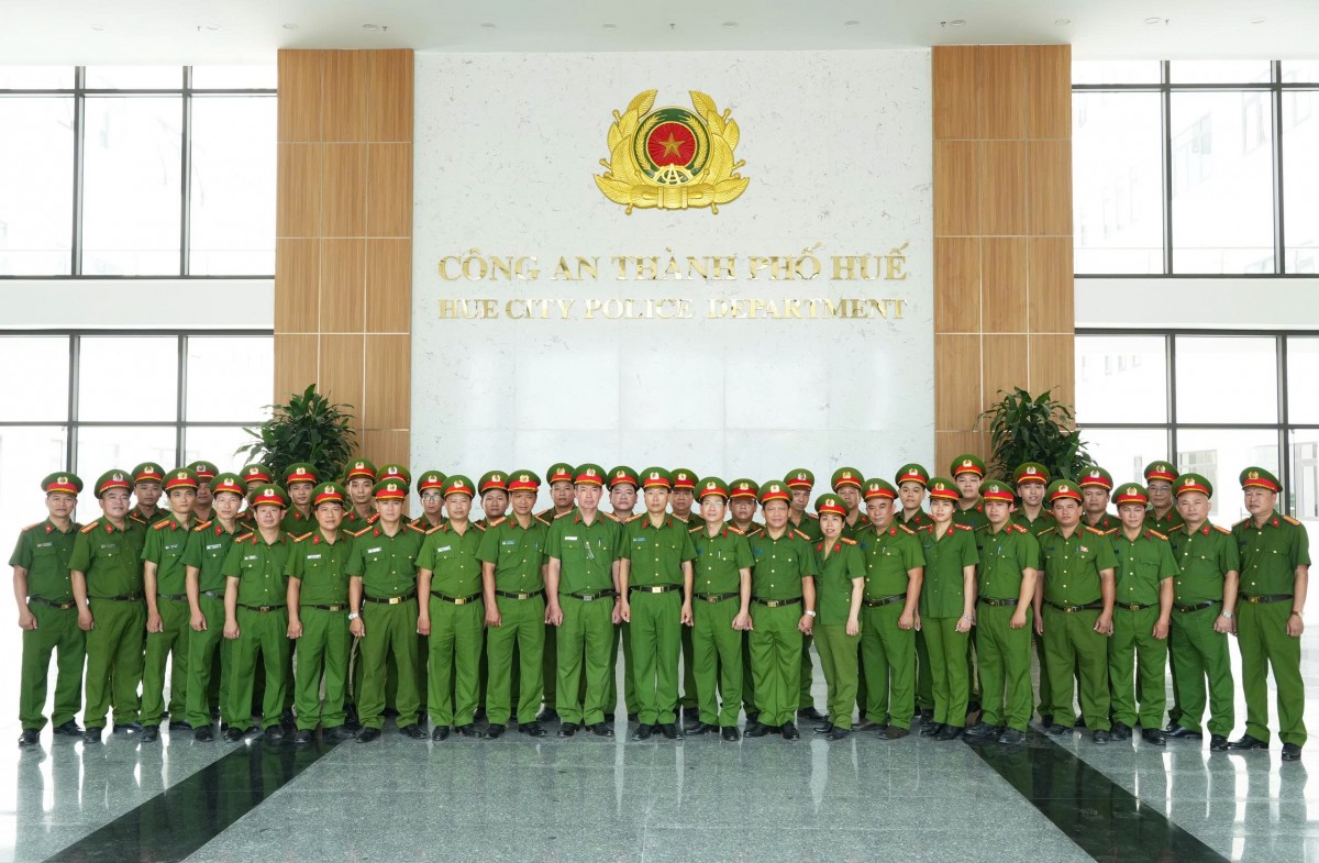 mỗi cán bộ, chiến sĩ không chỉ là người thực thi pháp luật mà còn là điểm tựa niềm tin của quần chúng