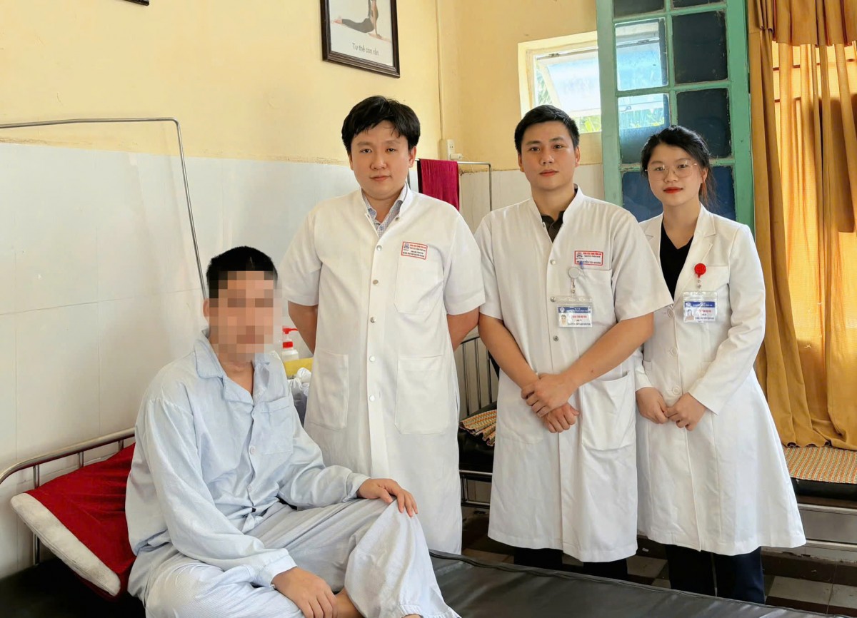 bệnh nhân L.V.B. (29 tuổi) cùng các Bác sĩ tại BVTW Huế