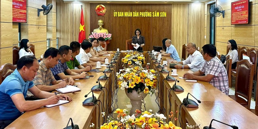 Quang cảnh buổi đấu giá 14 Hubway tại Sầm Sơn vào sáng 15/4. 