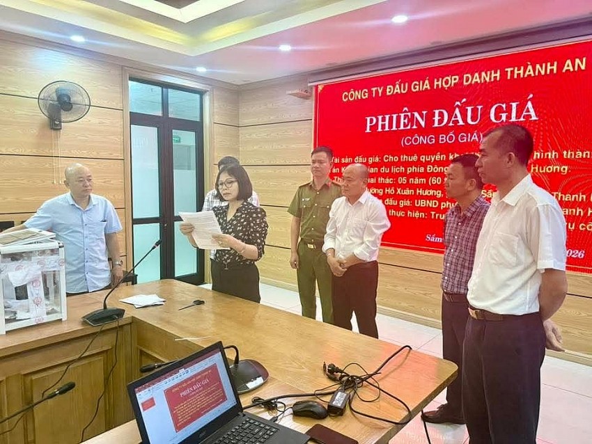 Đơn vị điều hành công bố kết quả đấu giá 14 Hubway tại phường Sầm Sơn. Đơn vị trúng đấu giá là Công ty TNHH Xuất Nhập Khẩu Thuận An Foods.