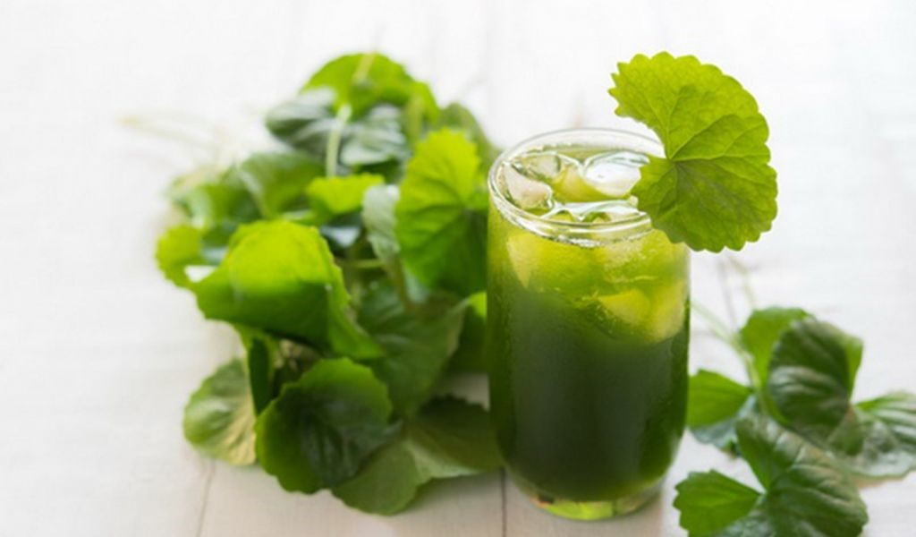 5 cách làm đẹp da từ rau má cực dễ