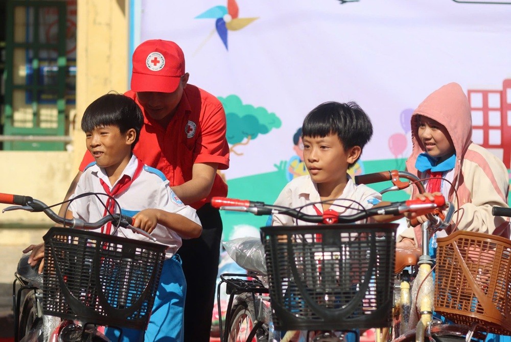 Việc trao tặng trang thiết bị sẽ góp phần giúp các em học sinh khó khăn học tập thuận tiện hơn