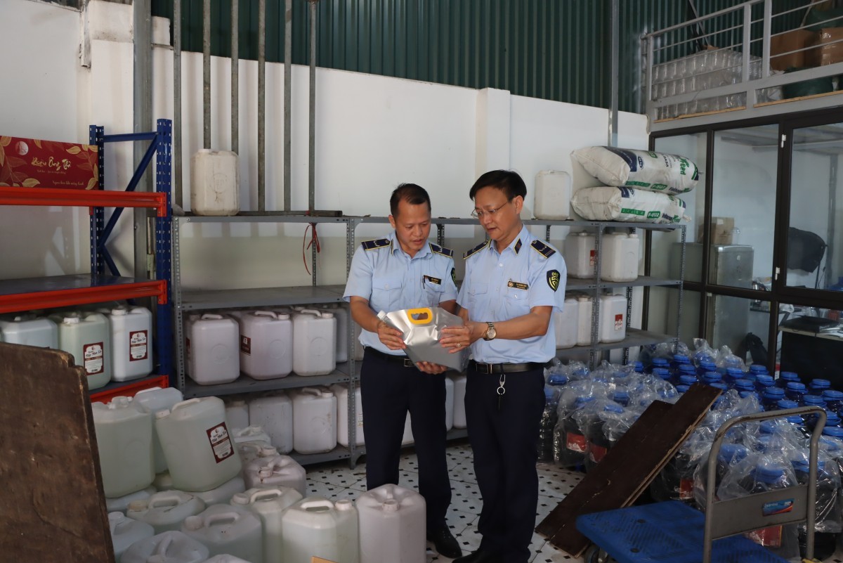 Hà Nội: Phát hiện gần 9.000 lít rượu có dấu hiệu vi phạm pháp luật