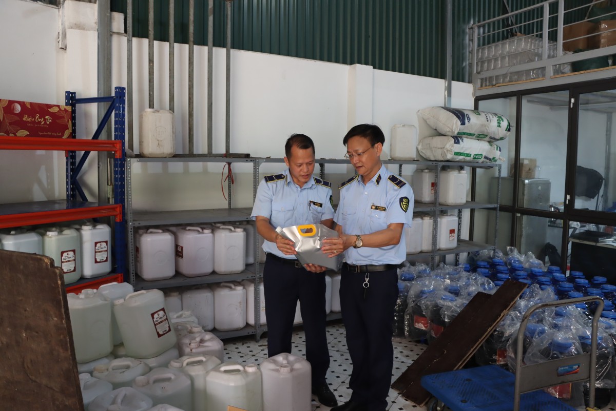 Hà Nội: Phát hiện gần 9.000 lít rượu có dấu hiệu vi phạm pháp luật