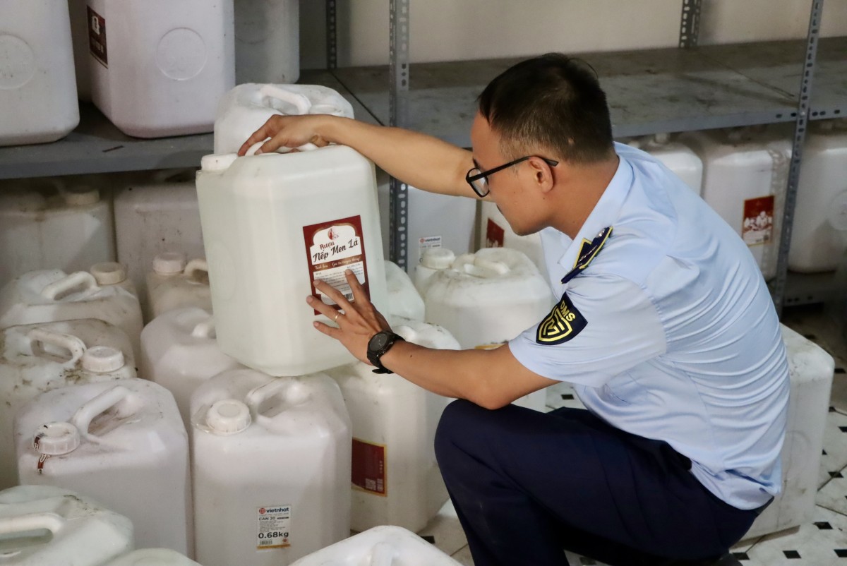 Hà Nội: Phát hiện gần 9.000 lít rượu có dấu hiệu vi phạm pháp luật