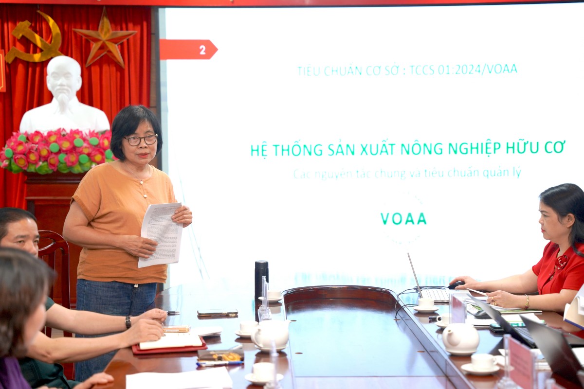 Bà Từ Thị Tuyết Nhung, Ủy viên Ban Thường vụ Hiệp hội Nông nghiệp Hữu cơ Việt Nam, trao đổi về tiêu chuẩn hữu cơ tại cuộc họp.